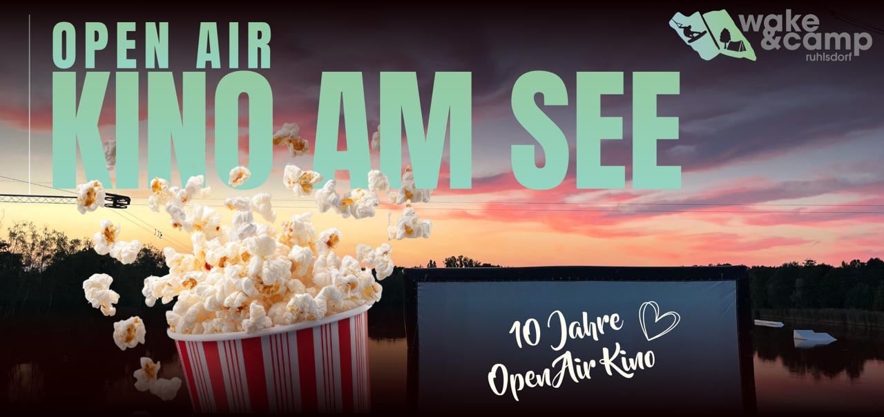 Open Air Kino am See – Leinwand auf dem Wasser bei Sonnenuntergang