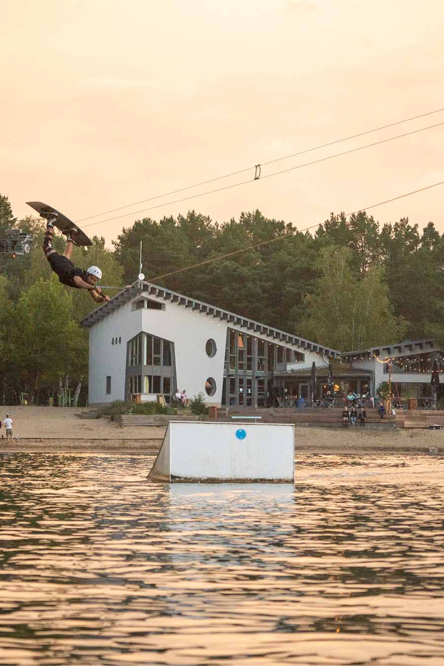 Eventlocation am Wasser in der goldenen Stunde
