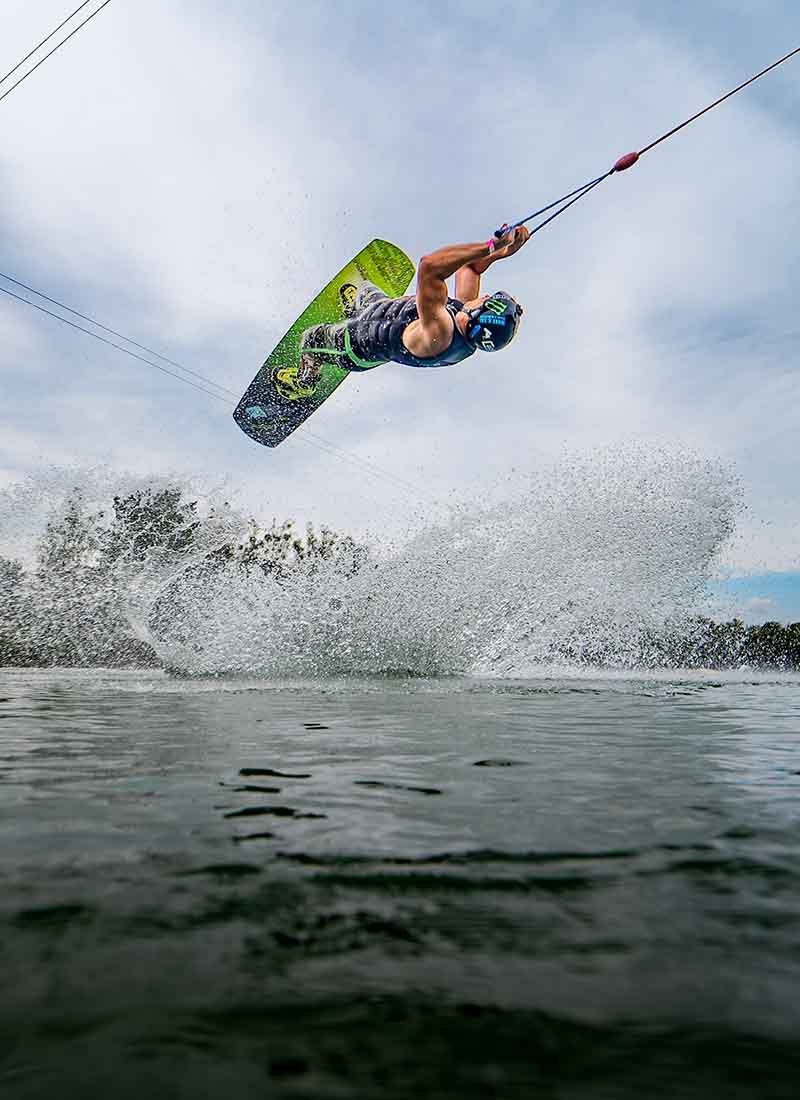 Wakeboarder an der Wasserski-Anlage